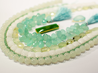 Calibrated round or faceted beads strings